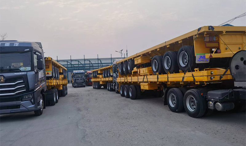 Three-axle Flatbed Trailer Loading